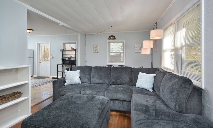 Carrboro Cottage | In the heart of Chapel Hill Walk to UNC & cafés! 3 Bedroom House