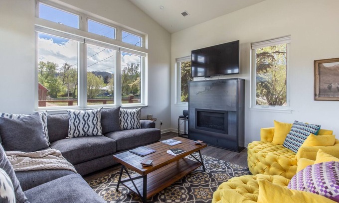 Ridgway House | In the Heart of Ridgway- Amazing View- AC- Pet Friendly- Private Master