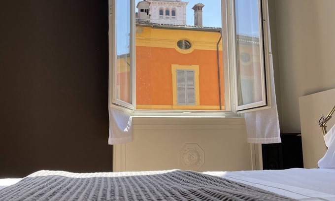 Old Town Apartment | In the heart of the city of Modena Studio apartment with view of Duomo and Ghirlandina