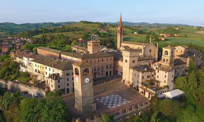 Castelvetro di Modena Apartment | In the historic center of Castelvetro Bed & Brekfast the glass castle