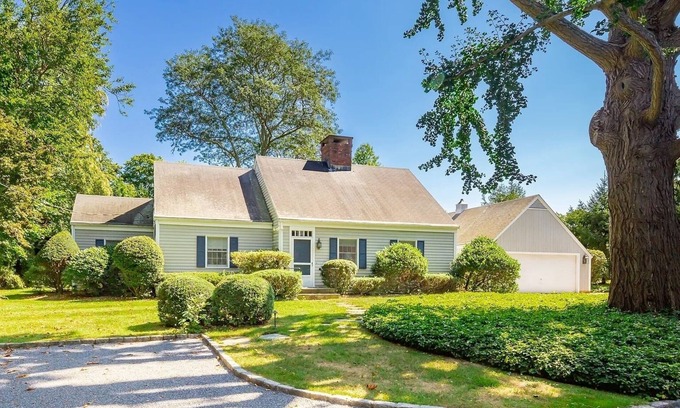 Bridgehampton House | In town Charming Cape, Walkable to Main St Bridgehampton and Beach!