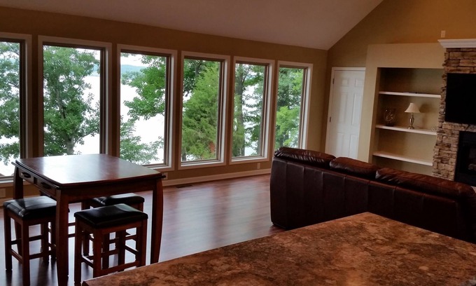 Cadiz House | Includes, seasonal, M-Thur. pontoon rental, dock access, national park <1m away