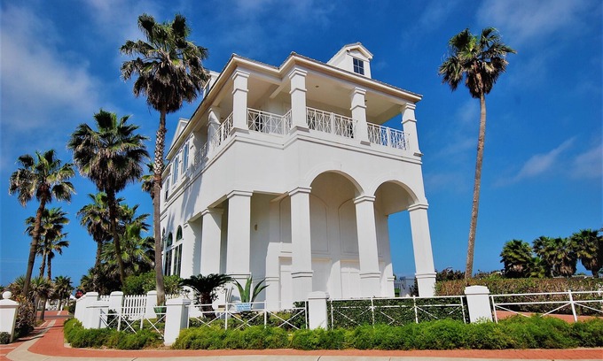 The Shores House | Incredible Beach House with Pool! Short safe walk to the beach, Family Area