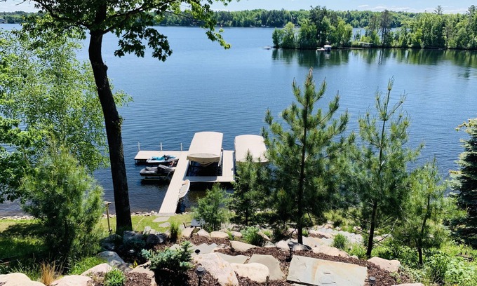 Lake Shore Cabin | Incredible Gull Lake Views - Close to Everything