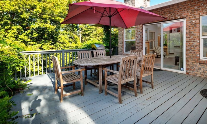 Beaverton House | Incredible Suburban Escape, Open Floor Plan With Wooded Patio, 20 Min to Downtown, Close 2 Vineyards