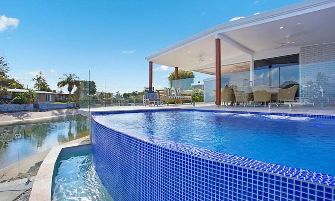 Broadbeach Waters House | INCREDIBLE VALUE - Perfect for large families