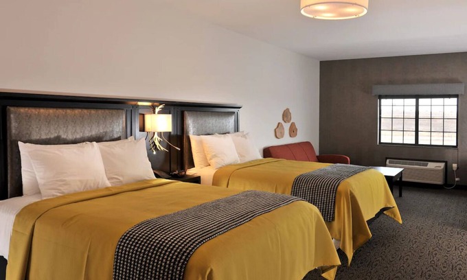 Independence Hotel | Independence Retreat: Hot Breakfast & Pet-friendly, Rustic Charm!
