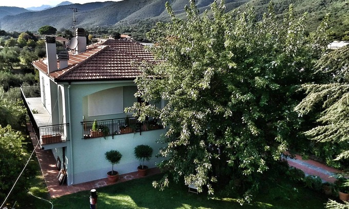 Cisano sul Neva Apartment | Independent apartment with a fabulous patio (Casa Penny)
