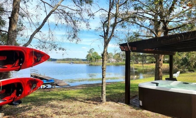 Lake Mary Villa | Independent Clean Guest house lake/kayaks/jacuzzy