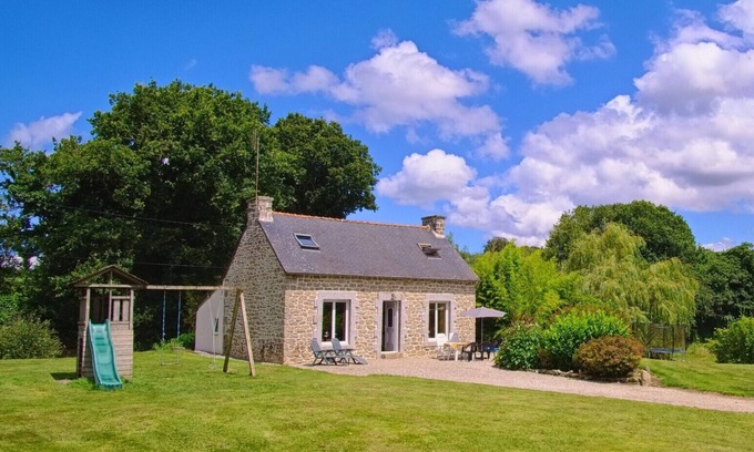 Plounevez-Quintin Cottage | Independent private garden - covered terrace - play area - quiet - nature