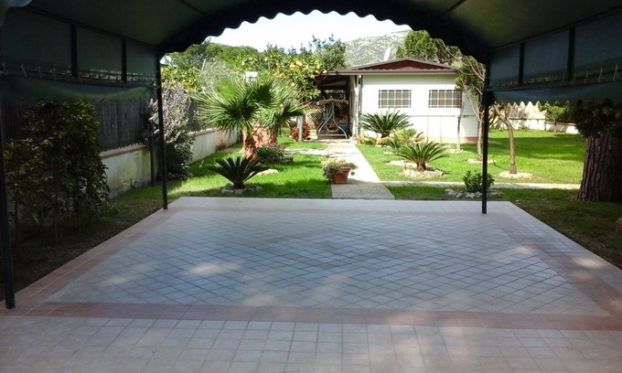 Fondi Ski Chalet | Independent villa with access to the sea, jump zone of funds, large garden