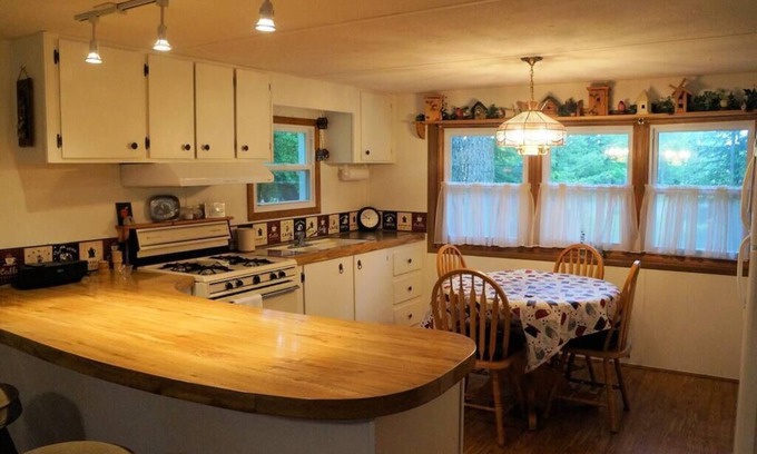 Indian River House | Indian River - Charming Retreat Close to River