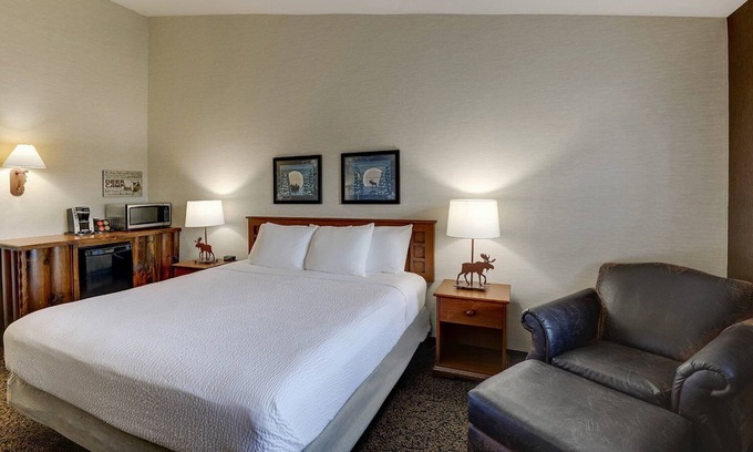 Columbia Hotel | Indulge in Columbia's Rustic-Charm Suites with Heated Pools & Bar