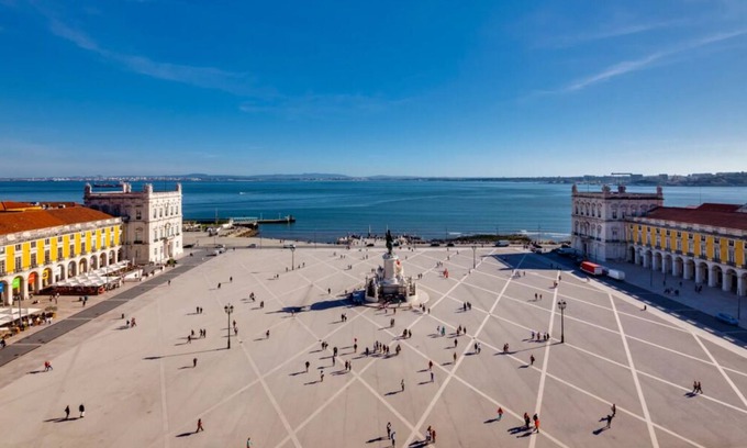 Sao Sebastiao da Pedreira House | Indulge in Home-Like Comfort Two Spacious 1BR Apartment with City View!