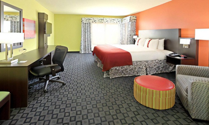 Garland House | Indulge the Chic Comfort of our Grand Suite