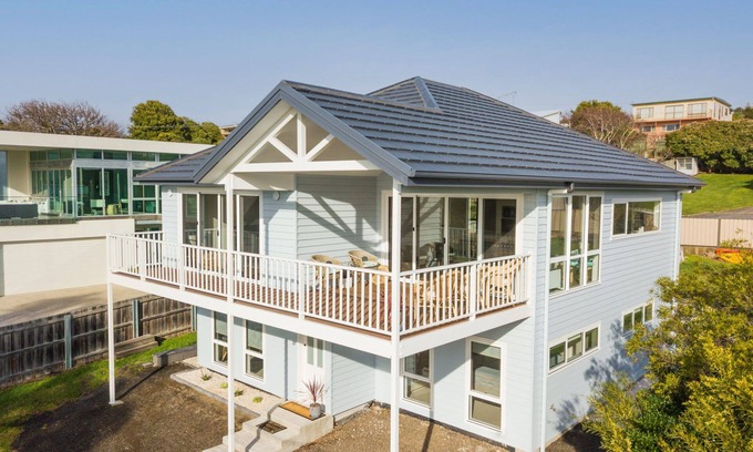 Bridport House | Indulge yourself in the luxury of this newly built coastal holiday home.