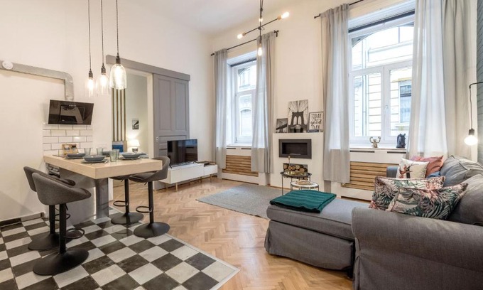Belso-Ferencvaros Apartment | Industrial Fantasy Apartment