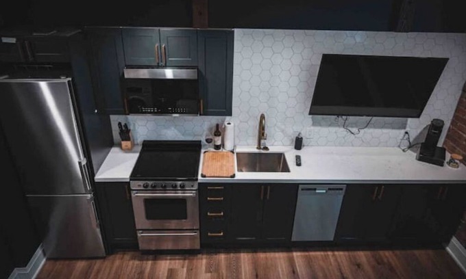 Barrie Apartment | Industrial Luxury Living w/17ft Ceilings & King bd