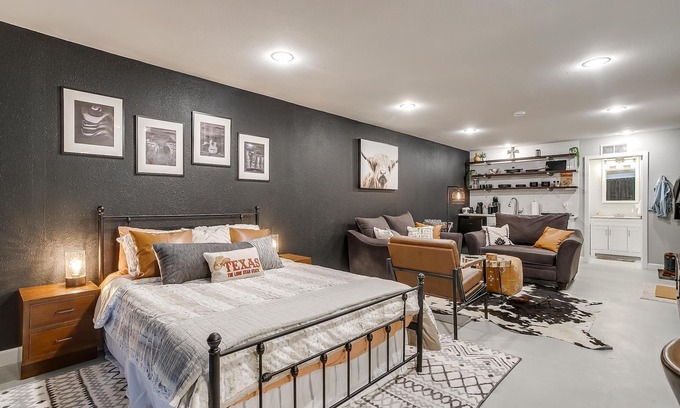 Arlington Heights Apartment | Industrial Style Guest House w/Privacy Fence
