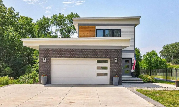 Council Bluffs House | Industrialized Modernly Designed Upscale Retreat