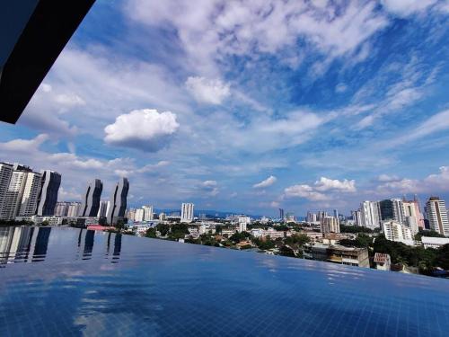 Sentul Apartment | Infinity pool! High Speed WiFi! Rica Residence!
