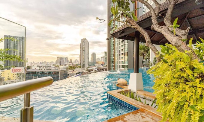 Phra Khanong Nuea Apartment | Infinity Pool/Sky Bar/City View/1 min walk to BTS/W District/Family Friendly