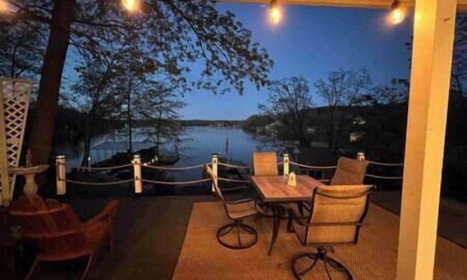 Goreville House | Infinity View-Swim pad-Kayaks-ADJ King/Massage Bed