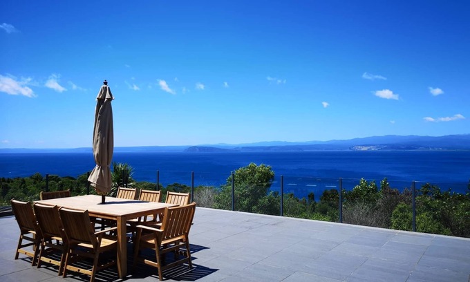 Omori House | Infinity Views - Lake Taupo (free wifi, linen provided)