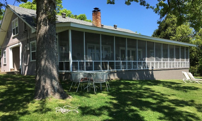 Dardanelle House | Informality and Privacy for families, couples, and individuals.
