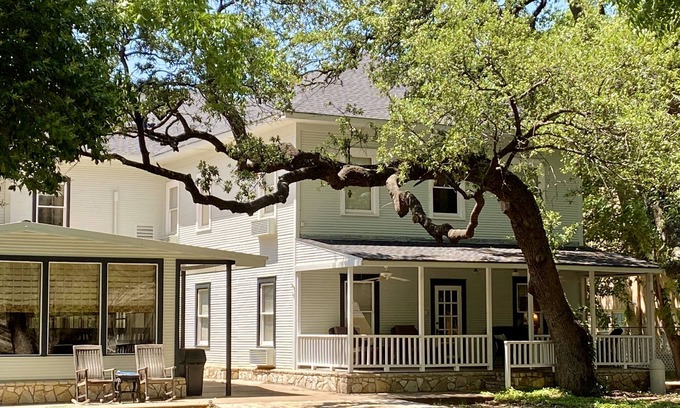 Glen Rose Hotel | Inn On The River