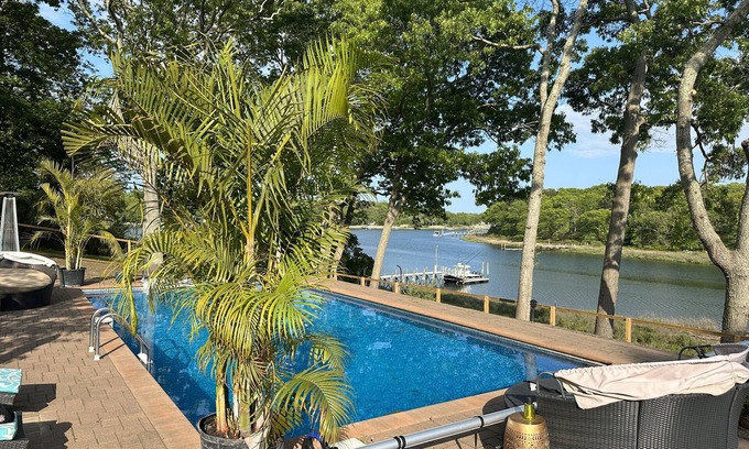 Mattituck House | Inn The Vineyard: Secluded Waterfront Family Vacation Home in Mattituck