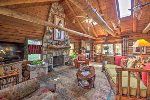 Wimberley House | Inn the Woods Family Cabin with Hot Tub and Fire Pit