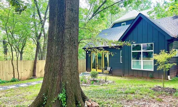Edgewood House | Inner City Hideout: Serenity with Big Nature Views