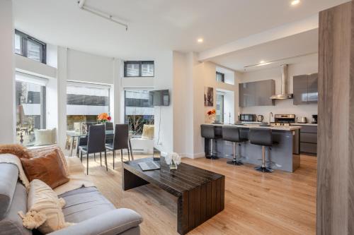 Downtown Montreal Apartment | Inner-City Studio on Bishop -Heart of MTL