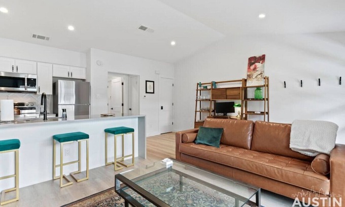 Bouldin Condo | Insta-Ready Apartment in Barton Hills w/King Bed