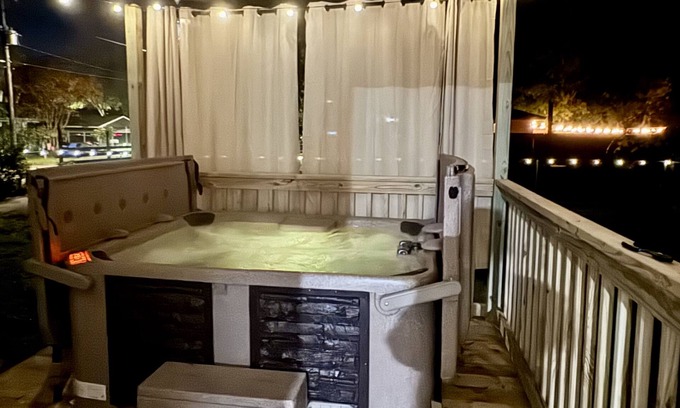 New Braunfels House | Instant Book! LOCATION-Downtown-River- Hot Tub-Fire Pit- Cozy & Safe Bungalow
