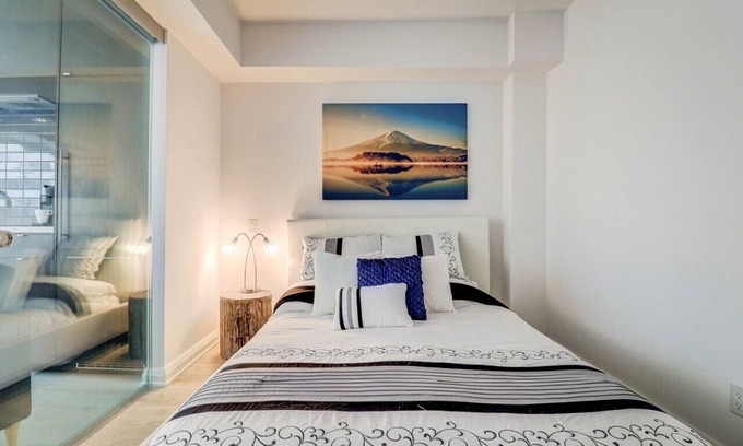 Bloor-Yorkville Apartment | Instant Suites Junior Suite at Yorkville ☆