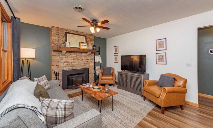 McHenry Cabin | Intimate Dog Friendly Cabin w/Fire Pit