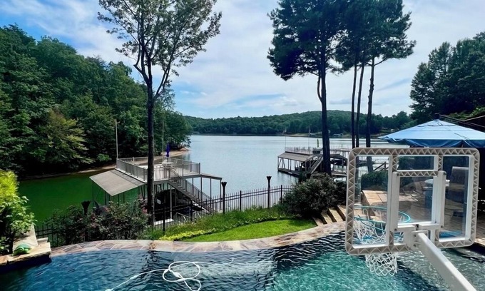 Gainesville House | Intimate lakefront retreat with magnificent infinity pool and stunning lake view