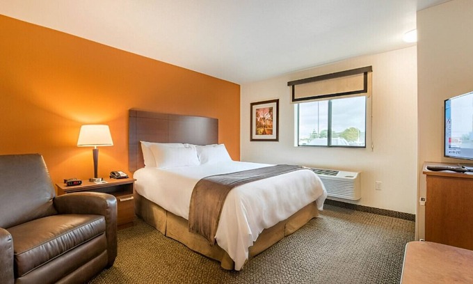 Shakopee House | Intimate Queen Room near Sever's Corn Maze!