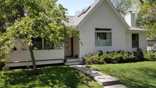 Bozeman House | Intown Contemporary Prime Street, Fenced Yard, Bright And Open Concept Design