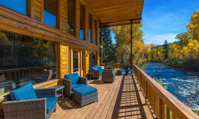 South Fork House | Intown Hidden Gem Overlooking the South Fork River/20 minutes to Wolf Creek