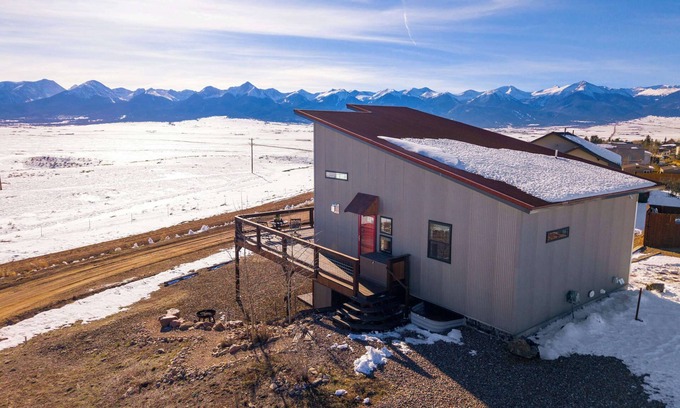 Westcliffe House | INTRO RATES: Quiet 2-Level w/Valley Overlook, StarLink, EV Charging. Ideal for