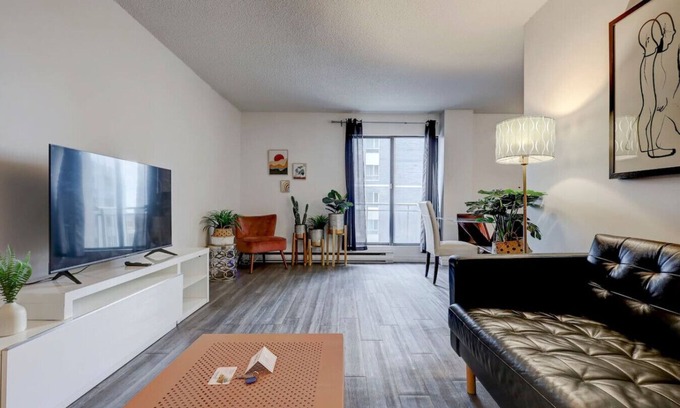 Chinatown Apartment | Inviting 1BR on Rene-Levesque