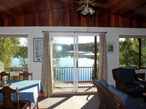 Kalifornsky House | Inviting Cabin Getaway on a Private Lake on the Kenai Peninsula, Alaska