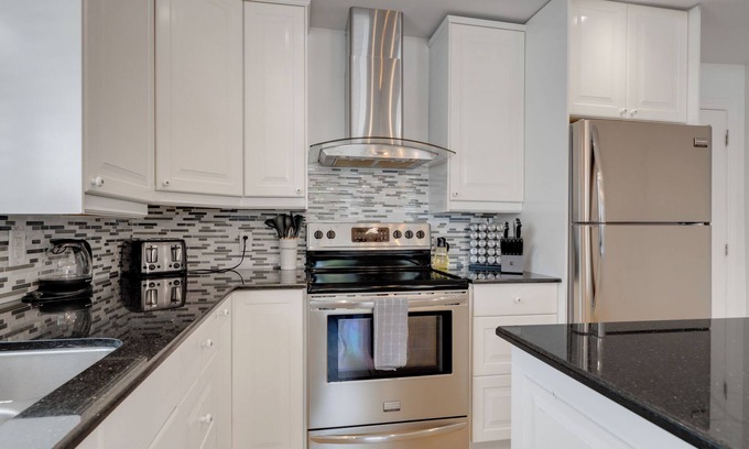 Hull Apartment | Inviting & Cozy Gem: Prime Location + FREE EV Parking