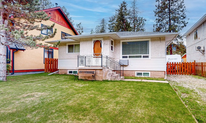 Christina Lake Cottage | Inviting dog-friendly cottage with grill, patio, full kitchen, & W/D