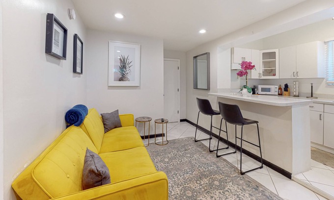 Parkside House | Inviting duplex with enclosed yard, fast WiFi, full kitchen, & W/D