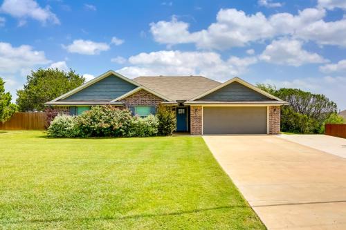 Granbury House | Inviting Granbury Home with Fire Pit 3 Mi to Lake!