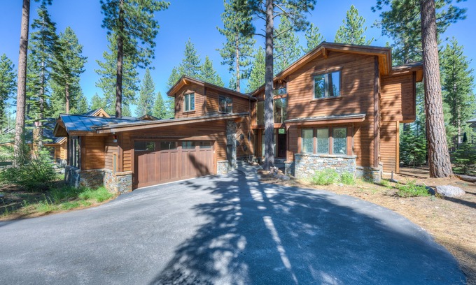 Ponderosa Palisades House | Inviting home with golf course views, large deck, & modern interior